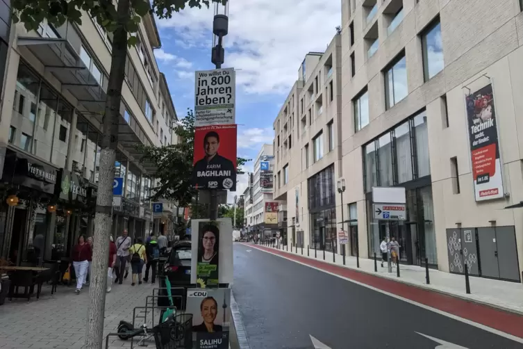 Parteien-Werbung in der Fressgasse: Der Wahlkampf geht in die heiße Phase.