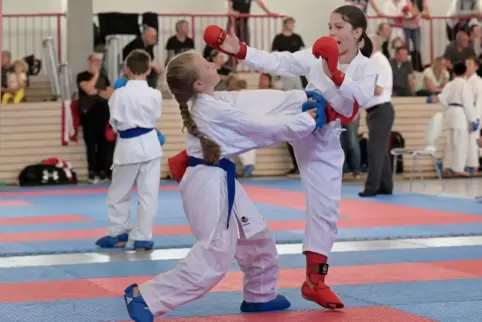 Holte Gold: Emily Giordano (rechts, Schifferstadt) gewinnt gegen Pauline Tuscher (KSC Spremberg) mit 2:0 Punkten. 