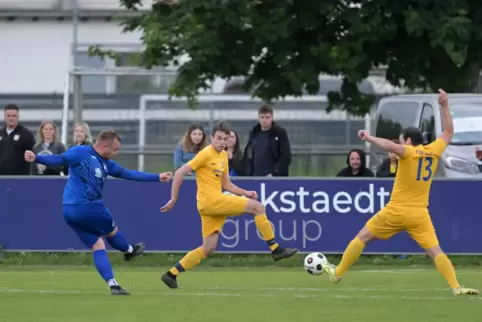 Entscheidungsspiel: Schifferstadts Canbert Yildiz (rechts) und Killian Rigaud (Mitte) im Kreispokalfinale vor zwei Wochen.