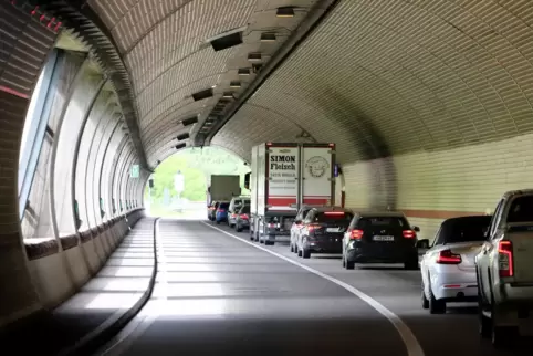 Kostenfels- und Staufertunnel bei Rinnthal sind gesperrt. Dies verursacht Rückstaus bis in den Barbarossatunnel bei Annweiler. 