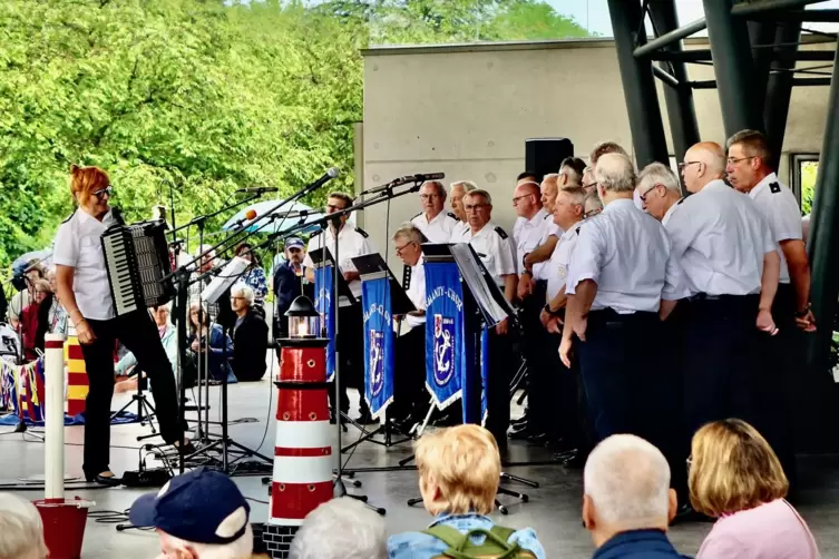 Der Chor Marinekameradschaft „Teddy Suhren“ unter der Leitung von Christa Weber überzeugte mit seinem einheitlichen Klangbild. 