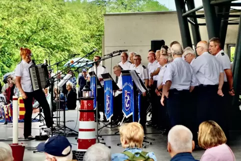 Der Chor Marinekameradschaft „Teddy Suhren“ unter der Leitung von Christa Weber überzeugte mit seinem einheitlichen Klangbild. 