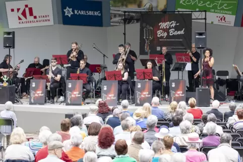 Die Bigband des Musikvereins Hohnecken mit Sängerin Eve Caputula unterhielt das Publikum im Volkspark bestens. 