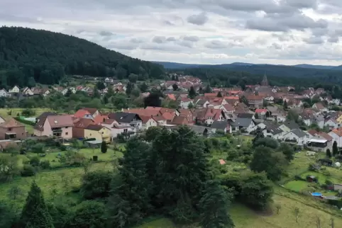 Vom Wald umgeben: die Gemeinde Esthal. 