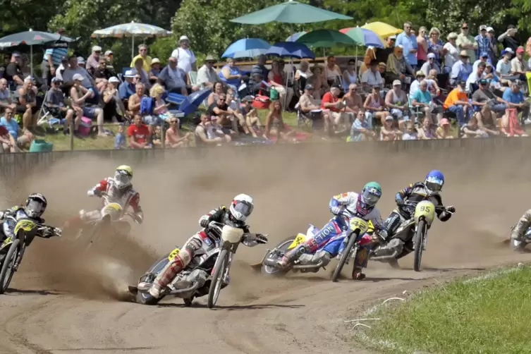 Viele Zuschauer, Staub und Motoren: typisch Sandbahnrennen.