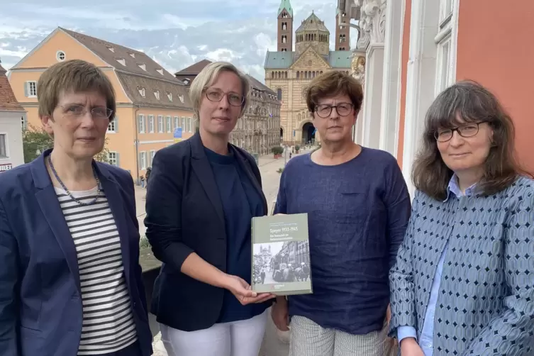 Geschichtsbuch ist fertig: Herausgeberin Angela Borgstedt (links) neben Oberbürgermeisterin Stefanie Seiler, Bürgermeisterin Mon