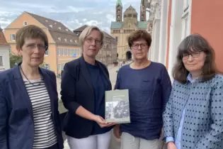 Geschichtsbuch ist fertig: Herausgeberin Angela Borgstedt (links) neben Oberbürgermeisterin Stefanie Seiler, Bürgermeisterin Mon