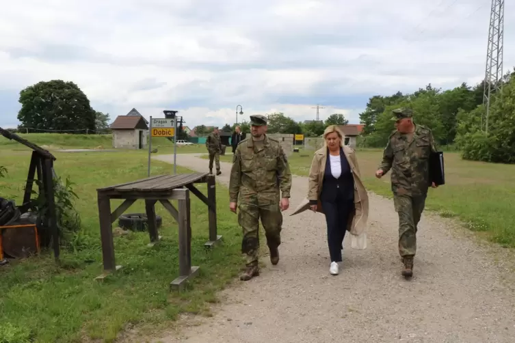 Auf dem Einsatzübungsgelände in der Südpfalz-Kaserne. Rundgang mit der Wehrbeauftragten Eva Högl . 