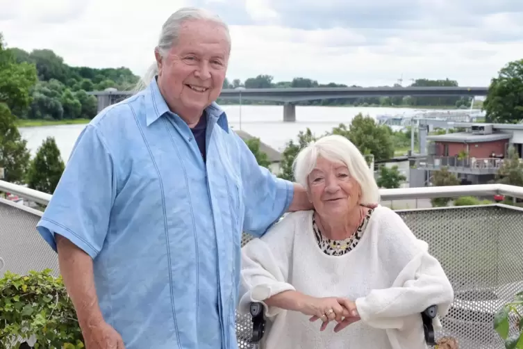 Mit dem Rhein im Rücken: Doris und Günther Nasadil.