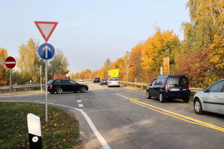 Wird täglich von 4400 Fahrzeugen frequentiert: die K31 zwischen Lingenfeld und dem Kreisel an der B9 bei Schwegenheim.