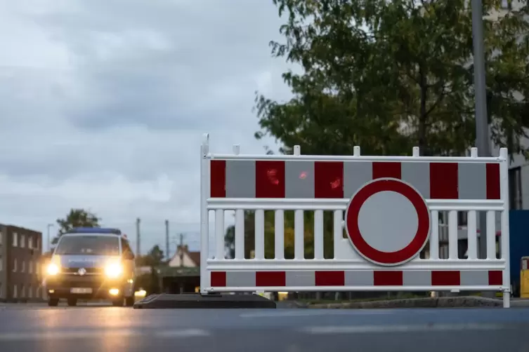 Die Straßen bleiben solange gesperrt, bis „die Verkehrssicherheit wiederhergestellt ist“, sagt der LfS.