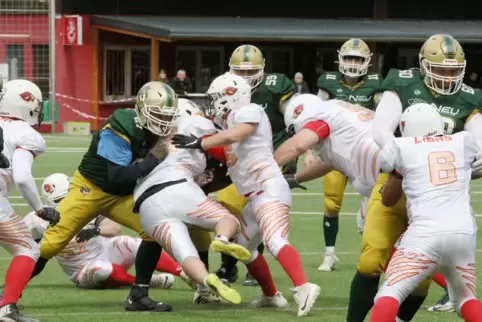 Belohnt mit dem ersten Sieg der Vereinsgeschichte: Die Saar-Pfalz Celtics (in Grün-Gelb) stoppen einen Angriff der Alzey Lions.