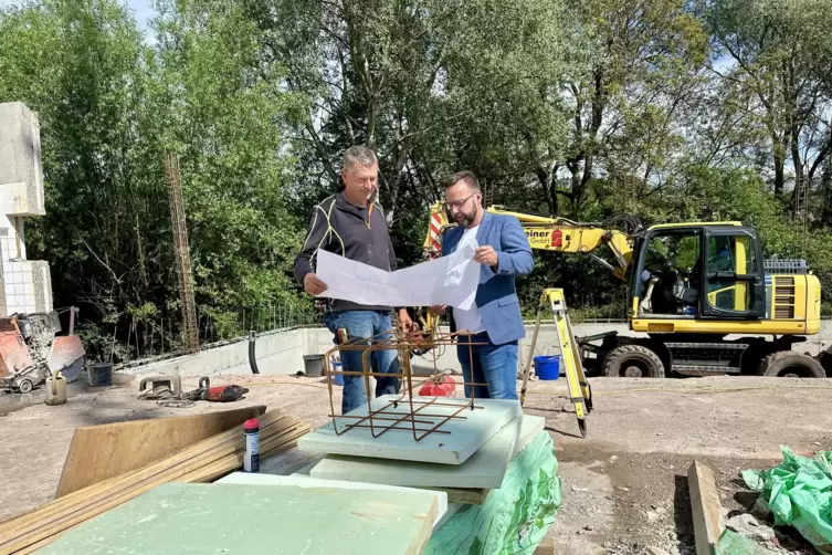 Polier Ralf Zielke (links) und Bauherr Ralf Theisinger inmitten der DM-Baustelle: Läuft alles nach Plan, soll der Markt noch 202