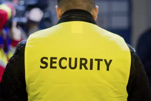 Ein Security-Service soll in der Unterkunft für Sicherheit sorgen.