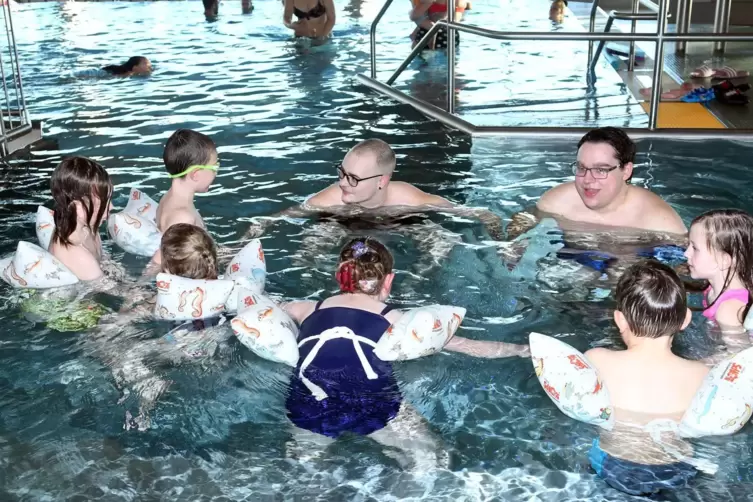 Kinderschwimmkurse, wie hier im Kibobad, sind gefragt. Aber oftmals fehlen die Trainer.