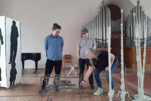 Letzte Handgriffe für „Akte Pfalz“: Paul Schuseil (links), Michael Volkmer und Tina Stolt in der Burgkirche.