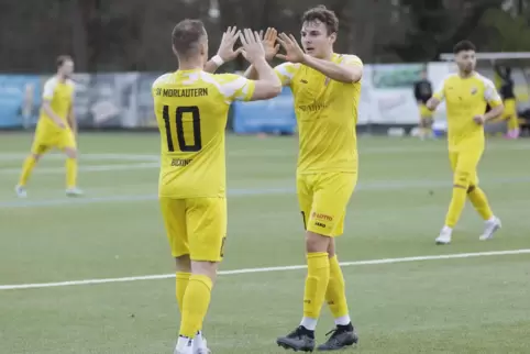 Noch einmal gemeinsam jubeln? Dennis Jander (rechts) und Florian Bicking spielen mit dem SV Morlautern am Mittwoch bei Rot-Weiß 