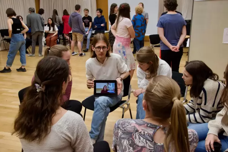 Niklas Zaberer (Mitte), einer der Studierenden, die SchMAus gegründet haben, in einer Arbeitsgruppe.