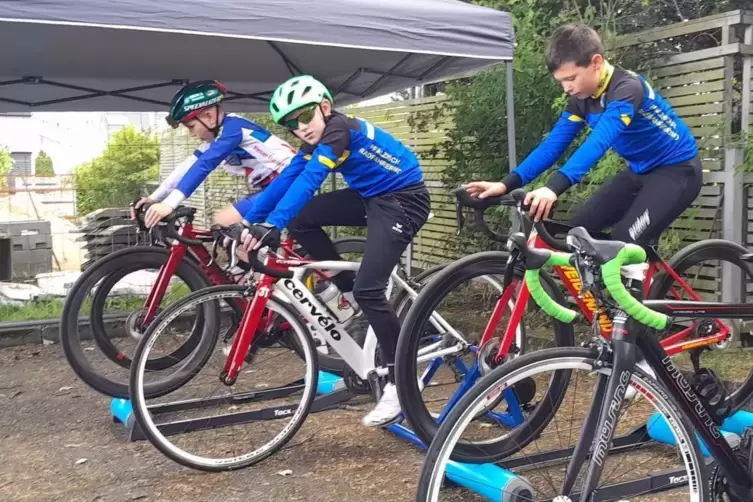 Gut vorbereitet ging Raphael Ollig (Mitte) vom RV Bolanden auch dieses Jahr wieder im Trikot des Rheinland-Pfälzischen Radsportb