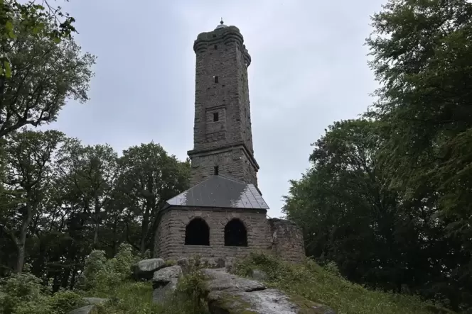 35 Meter ragt der Luitpoldturm empor. Stufen führen zur Aussichtsplattform hinauf.