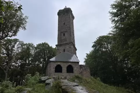 35 Meter ragt der Luitpoldturm empor. Stufen führen zur Aussichtsplattform hinauf. 