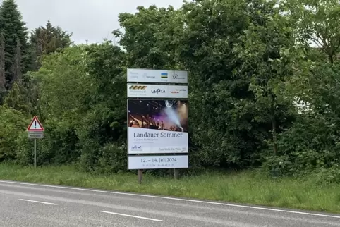 Vor der Queichheimer Brücke wird nur für den Landauer Sommer geworben. 