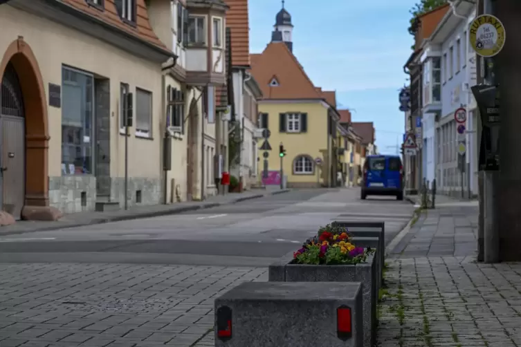 Die Lambsheimer Hauptstraße mit Blick aufs historische Rathaus. Die mit Blumen aufgehübschte Stelle kann nicht darüber hinwegtäu