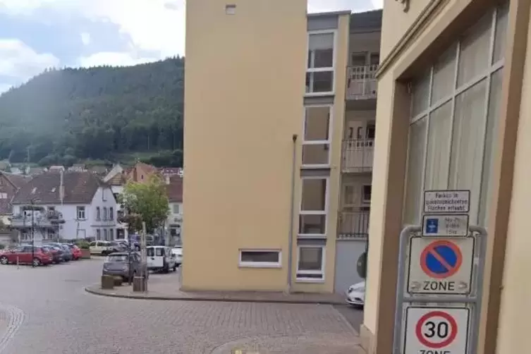 Das Zusatzschild steht an der Kirchstraße, die Parkplätze sind im Hintergrund links zu sehen. 