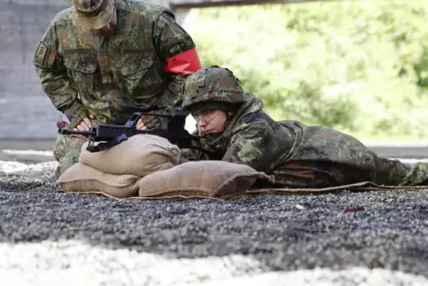 Hochkonzentriert: Die 21-jährige Isabell aus Lambsheim wird gleich zum ersten Mal mit scharfer Munition schießen. 