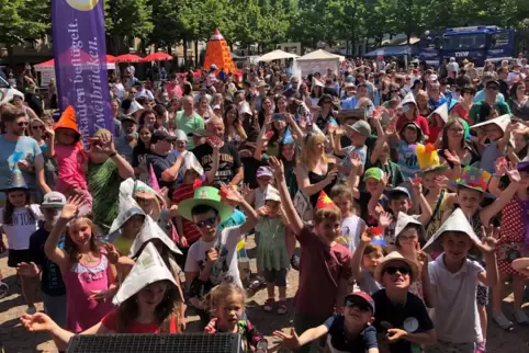 Gut gelaunt und behütet: Viele Kinder tragen am Zweibrücker Kindertag „Zauberhüte“. 