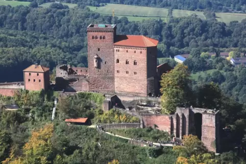 Der Trifels heute: Der Hauptturm (mit Ausnahme des obersten Geschosses) ist alt, der Palas rechts daneben stammt aus der NS-Zeit