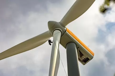 Bei der Arbeit: Spätestens 2027 sollen Windräder in Neuhofen Strom liefern. Bis dahin ist noch viel zu machen. 