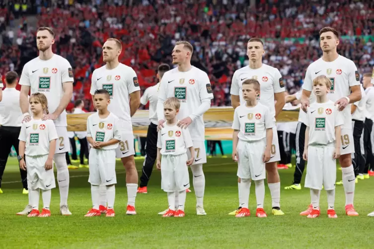 Kurz vorm Anpfiff: Noah Helm (zweiter von rechts) vor FCK-Akteur Tobias Raschl. links daneben Marlon Ritter, den Noah besonders 