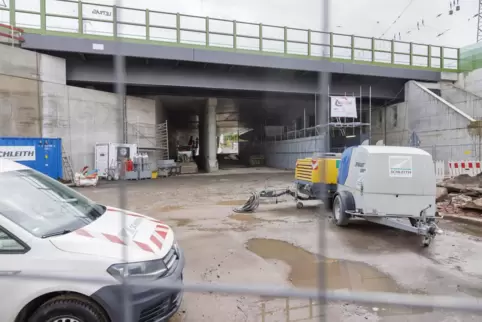 Wegen des Regens wurden die Bauarbeiten am Viadukt abgesagt, gibt die Bahn auf Nachfrage als Grund an. Der Zweckverband wusste j