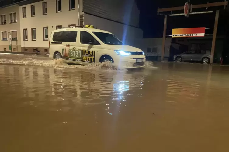 Szene vom Hochwasser zu Pfingsten in der Kaiserstraße.