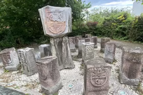 Der Brunnen der Verbandsgemeinde Kirchheimbolanden vor dem Rathaus. In der Mitte die Stele der Stadt Kirchheimbolanden, umgeben 