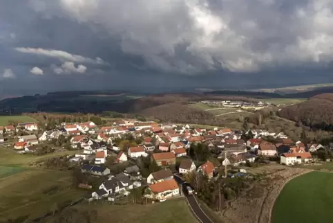 Blick auf Einöllen mit der leerstehenden Gaststätte „Pferdestall“ im Hintergrund.