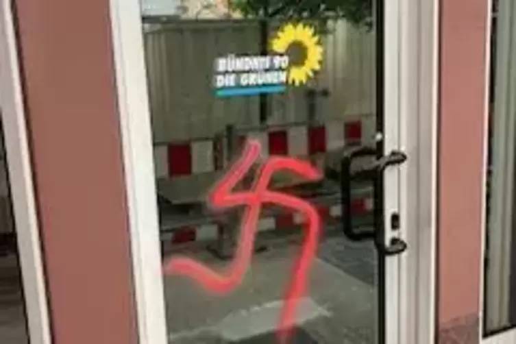 Das Grünen-Büro wurde in der Nacht auf Mittwoch mit dem Nazi-Symbol besprüht.