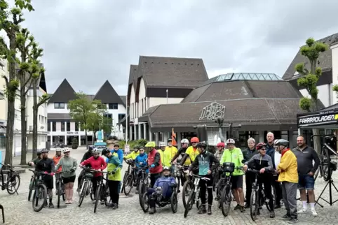 Auf die Räder, fertig, los! Die Radfahrer warten auf dem Ramsteiner Marktplatz auf den Startschuss für das Stadtradeln.