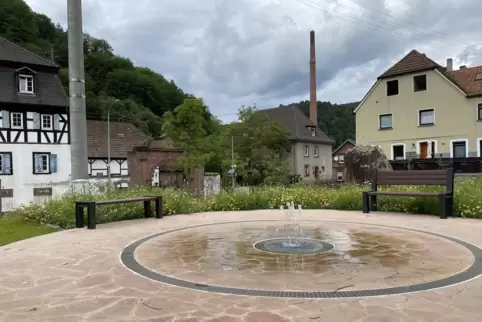 Blick auf Neidenfels: Vorne ist der neue Brunnen zu sehen, links das Schimpf’sche Haus. 