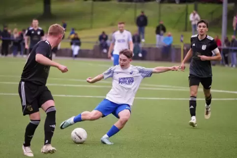 Elegante Schusstechnik: Silas Rau vom SV Nanz-Dietschweiler im Aufstiegsspiel gegen den SV Winterbach. 