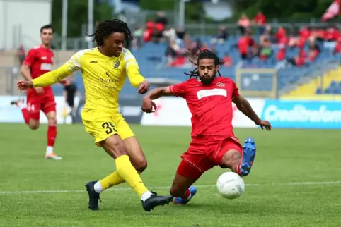 Bobby Edet (links) vom SV Morlautern im Duell mit Daniel Brice Ndouop von Rot-Weiss Koblenz.