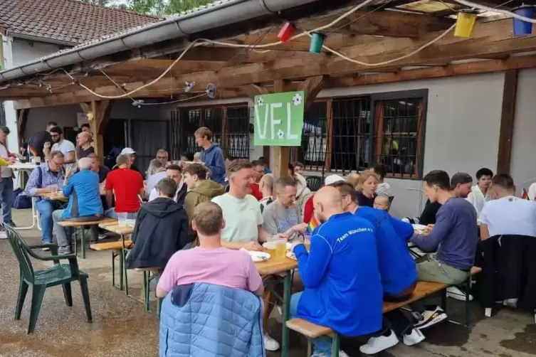 Das Grillfest der queeren Fußballer nach ihrem Turnier auf dem Gelände des VfL Kaiserslautern.