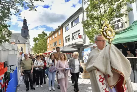 Auf dem Weg durch die Innenstadt: Fronleichnamsprozession mit Pfarrer Andreas Rubel (rechts). 