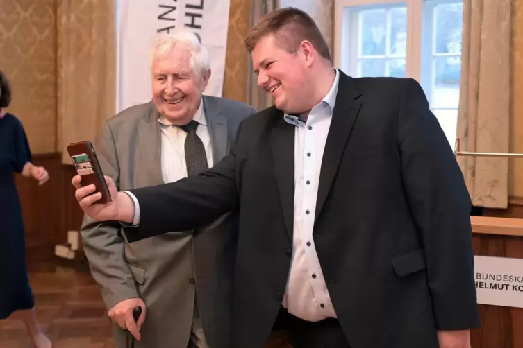 Ein Selfie in gegenseitiger Hochachtung: Bernhard Vogel (91, links) und Johannes Volkmann (27).