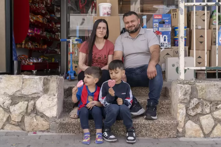 Die Familie Azzam am Eingang ihres Ladens in Hurfeish. 