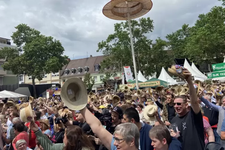 Pflicht beim Frankenthaler Fest: der Strohhut. Die dazugehörigen Buttons waren in diesem Jahr so schnell ausverkauft wie nie. Re