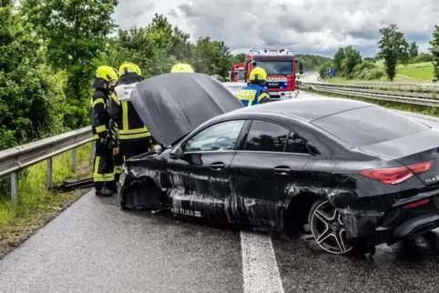 Das Auto wurde bei dem Unfall schwer beschädigt.