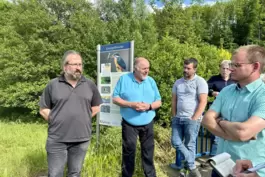 Vor-Ort-Termin beim Ortsbeirat Mittelbach an der Eisvogelbrücke. Links Andreas Reischmann (UBZ), daneben Ortsvorsteher Kurt Dett