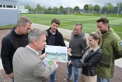 Auf dem Bauplatz für den neuen Unterstand am Kunstrasen im Sportpark Husterhöhe: (von links) Andreas Kamphues, Michael Maas, Tap